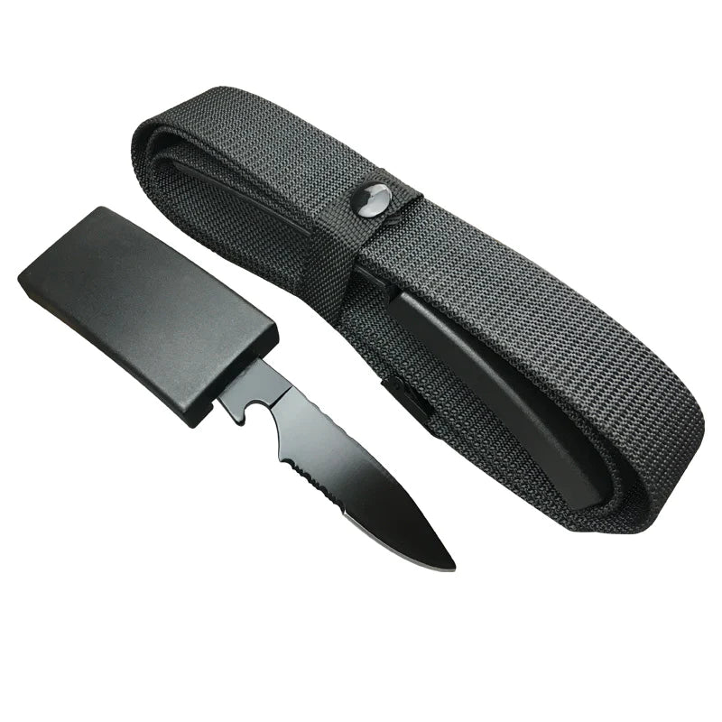 Multifunctional belt with knife